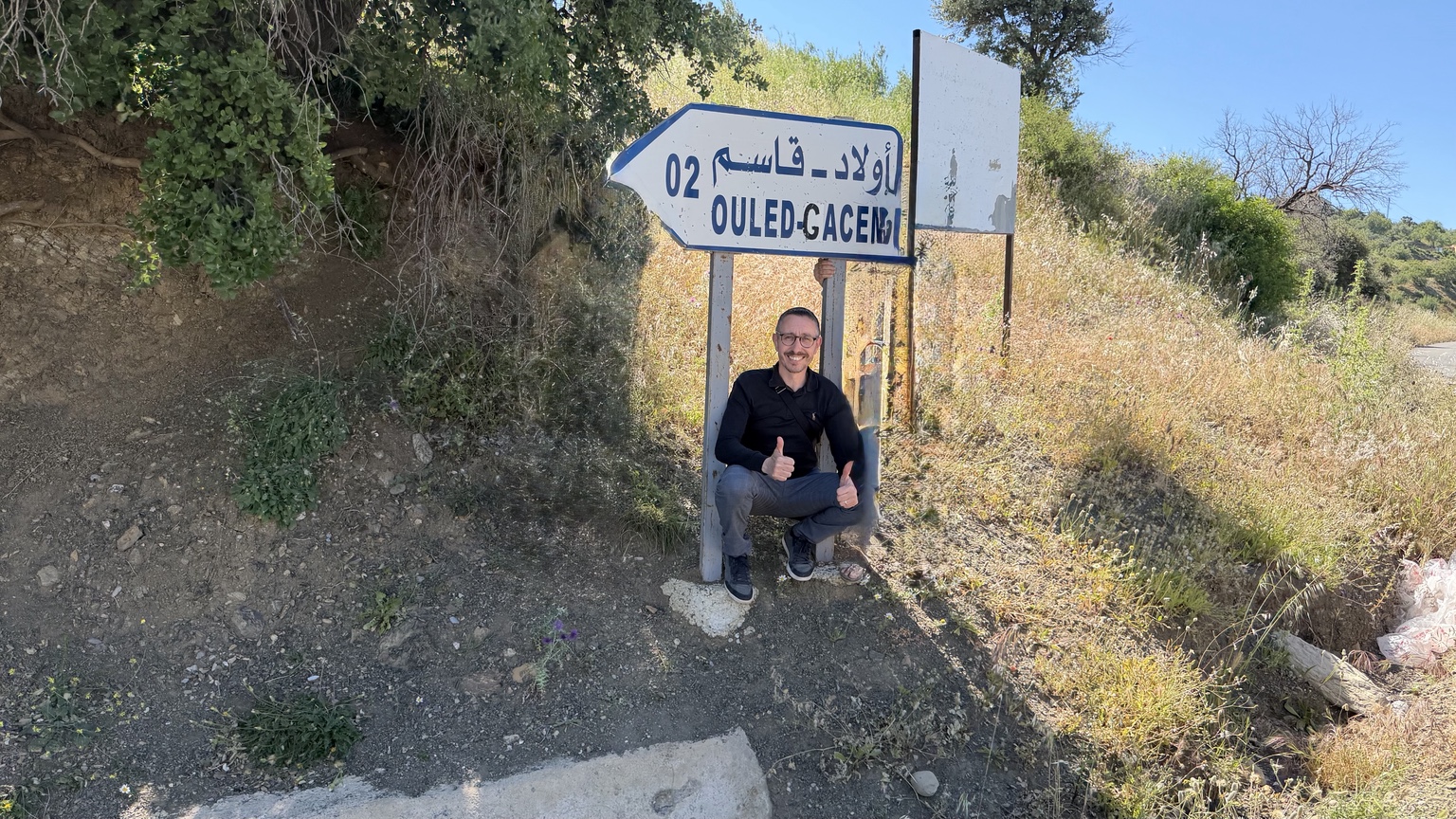 Karim Hanni devant le panneau d’Ouled Gacem, village où son père est né